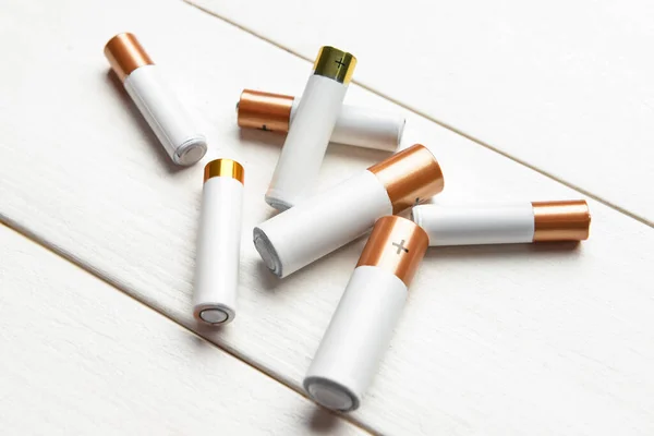 Alkaliska Batterier Vit Trä Bakgrund Närbild — Stockfoto