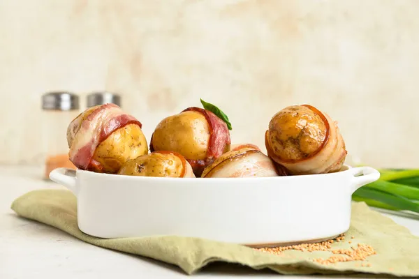 Випічка Смачної Запеченої Картоплі Беконом Світлому Фоні — стокове фото