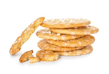 Beyaz arka planda çikolata parçalı lezzetli kırık kurabiyeler.