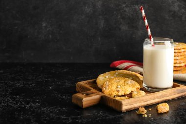 Lezzetli çikolatalı kurabiyeler ve bir bardak süt.