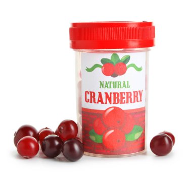 Beyaz arka planda yaban mersini hapları ve böğürtlenler