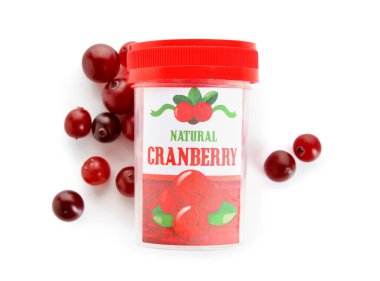 Beyaz arka planda bir şişe yaban mersini hapı ve dut.