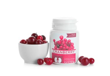 Beyaz arka planda böğürtlen içeren bir şişe yabanmersini hapı.