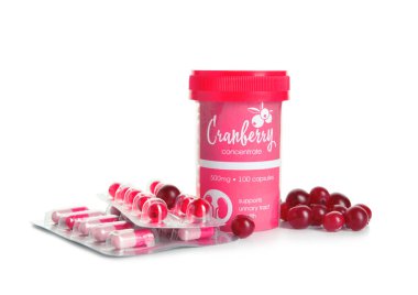 Beyaz arka planda izole edilmiş sağlıklı yaban mersini hapları