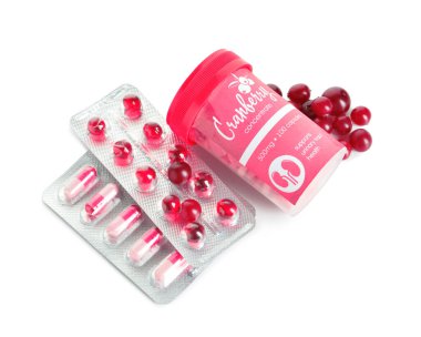 Beyaz arka planda izole edilmiş sağlıklı yaban mersini hapları