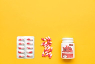 Renkli arkaplanda yabanmersini hapları