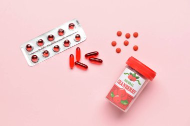 Pembe arka planda sağlıklı yabanmersini hapları