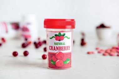 Masada bir şişe sağlıklı yabanmersini hapları.