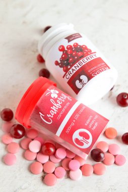 Hafif arkaplanda sağlıklı yabanmersini hapları olan şişeler, yakın plan.