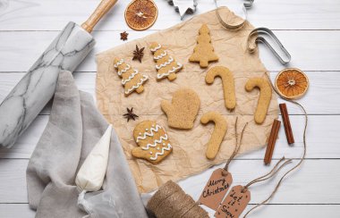 Noel kurabiyeli kompozisyon ve hafif ahşap arka planda baharatlar