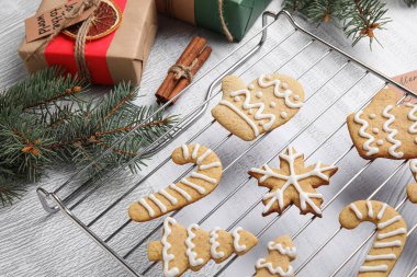 Noel kurabiyesi ve hafif arka planda hediyeler ile şebeke, yakın plan