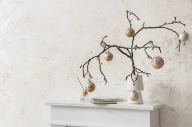 Arkaplanda dalları ve topları olan bir Noel süslemesi