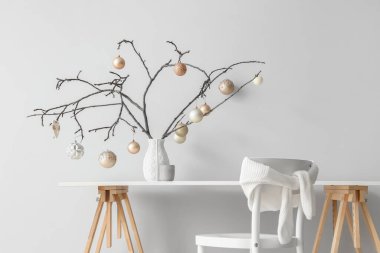 Beyaz masa ve sandalye. Arka planda Noel süsü var.