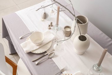 Işık arka planında şık bir Noel masası.