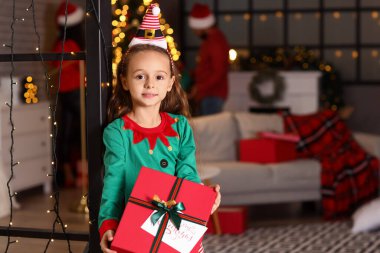 Noel arifesinde evde küçük tatlı bir kız var.