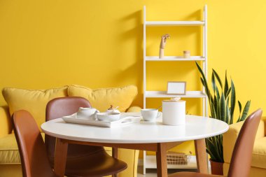 Çaydanlık ve mendil dolu yemek masası.