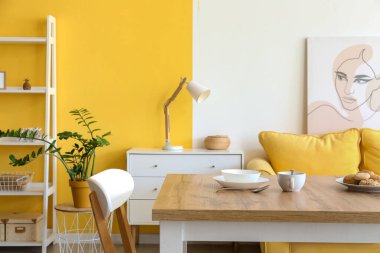 Parlak odalı ahşap yemek masası.