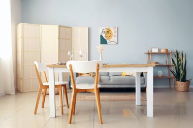 Katlanmış ekranlı hafif yemek odasının içi