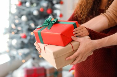 Noel hediyeli mutlu çift, yakın plan.