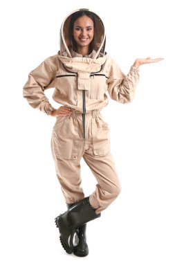 Beyaz arka planda bir şey gösteren kadın arıcı