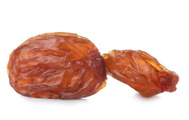 Beyaz arka planda lezzetli kuru üzümler.