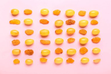 Taze üzümler ve arka planda tatlı üzümler.