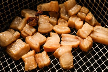 Fritözde bir sürü lezzetli çıtırtı, yakın plan.