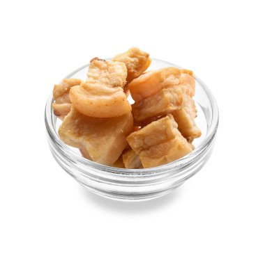 Beyaz arka planda lezzetli çıtırtılarla dolu bir kase