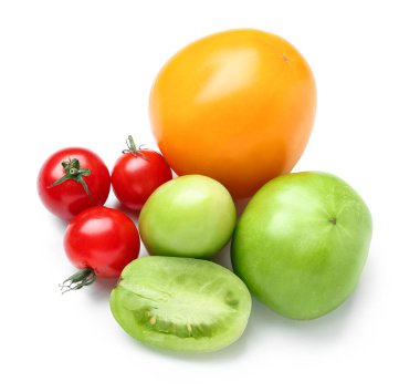 Beyaz arka planda izole edilmiş farklı taze domatesler