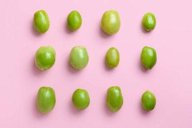 Açık arkaplanda taze yeşil domatesler