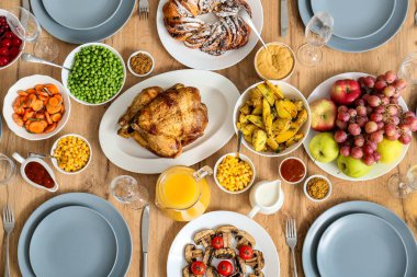 Kızarmış hindi ve farklı yiyeceklerle Şükran Günü sofrası.