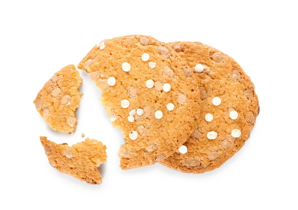 Gebrochene Leckere Kekse Mit Schokoladenstücken Auf Weißem Hintergrund — Stockfoto