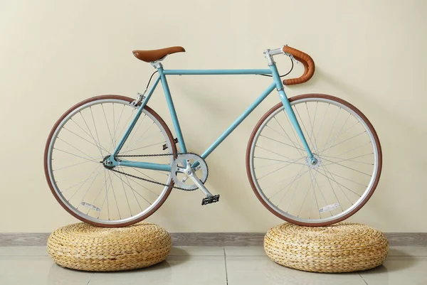 Elegante Bicicleta Vime Poufs Perto Parede Leve — Fotografia de Stock