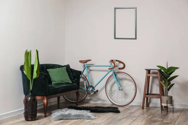 Interior Del Luminoso Salón Con Sofá Verde Bicicleta —  Fotos de Stock