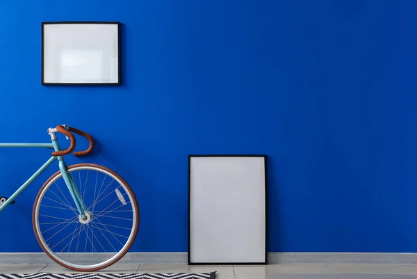 Bicicleta Quadros Branco Perto Parede Azul Brilhante — Fotografia de Stock