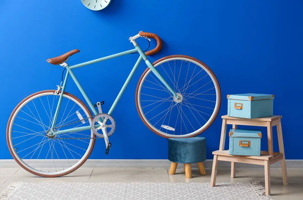 Ποδήλατο Pouf Σκάλα Και Κουτιά Κοντά Φωτεινό Μπλε Τοίχο — Φωτογραφία Αρχείου