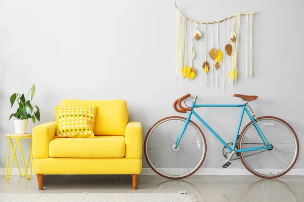 Sarı Koltuklu Bisikletli Aydınlık Oturma Odasının Içi — Stok fotoğraf