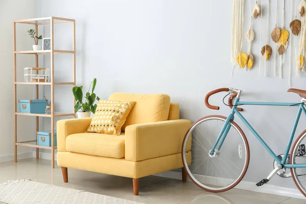 Sarı Koltuklu Bisikletli Aydınlık Oturma Odasının Içi — Stok fotoğraf
