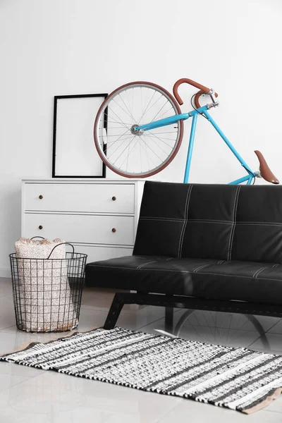 Interior Sala Estar Leve Com Sofá Preto Cômoda Bicicleta — Fotografia de Stock