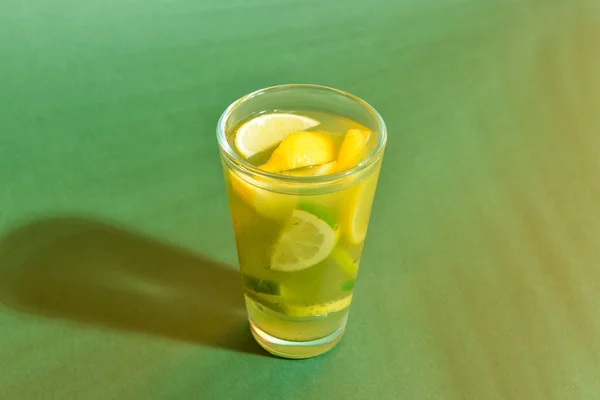 一杯色泽背景的美味柠檬水 — 图库照片