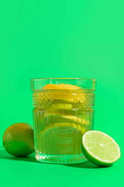 Copo Limonada Fresca Limas Sobre Fundo Cor — Fotografia de Stock