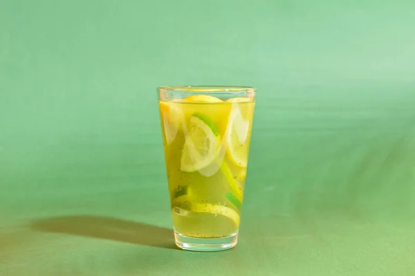 천연색 배경의 맛있는 레모네이드 — 스톡 사진