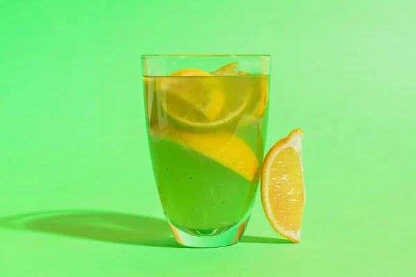 Glas Frische Limonade Auf Grünem Hintergrund — Stockfoto