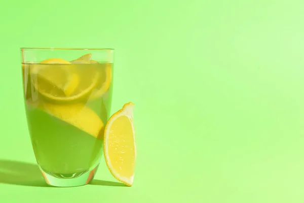 Vaso Limonada Fresca Sobre Fondo Verde — Foto de Stock