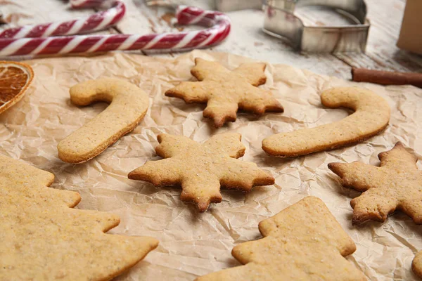 Parchment Christmas Gingerbread Cookies Table Closeup — Stock Photo, Image