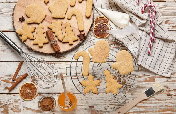 Composizione Con Biscotti Pan Zenzero Natale Sfondo Legno Chiaro — Foto Stock