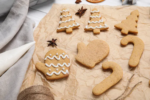 Parchment Christmas Gingerbread Cookies Table Closeup — Stock Photo, Image