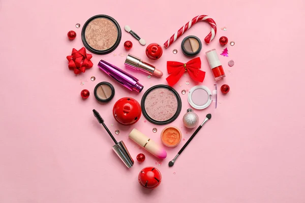 Herz Aus Make Kosmetik Und Schöne Weihnachtsdekor Auf Farbigem Hintergrund — Stockfoto