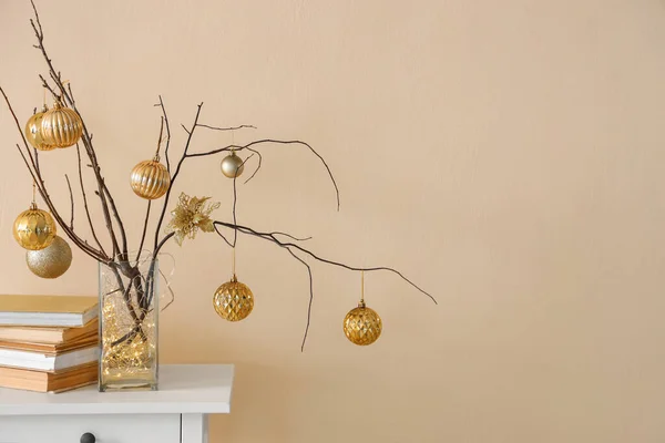 Decoração Natal Com Galhos Árvore Bolas Festivas Fundo Parede — Fotografia de Stock