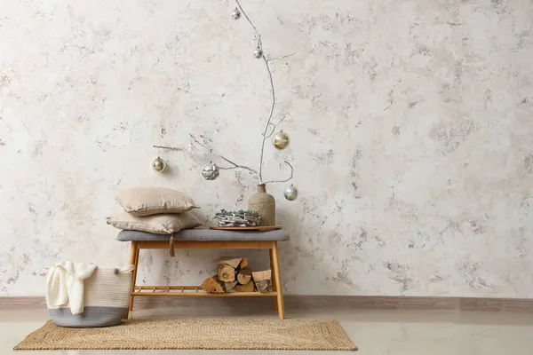 Decoración Navidad Con Ramas Árbol Bolas Festivas Fondo Pared Habitación — Foto de Stock